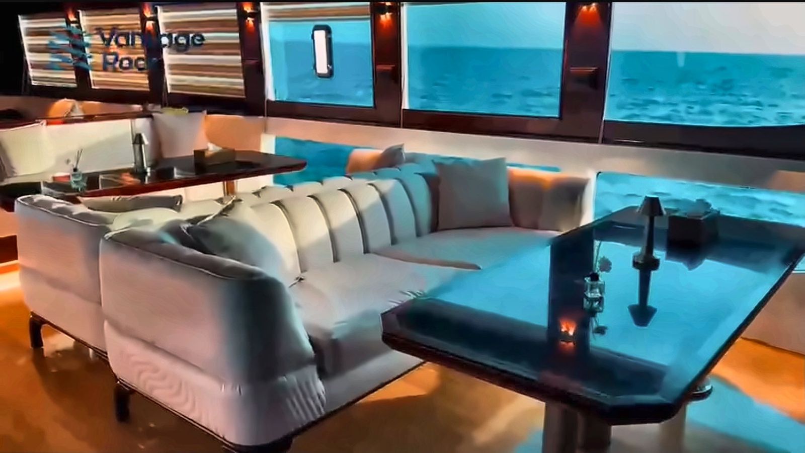 جلسة اللاونج بإطلالة على البحر